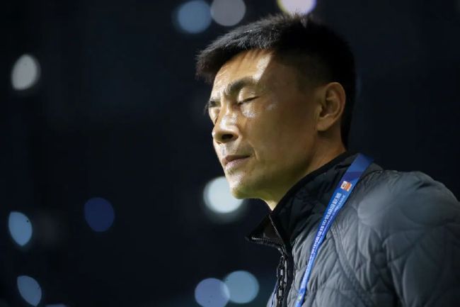 白丝女仆被强扒内裤
